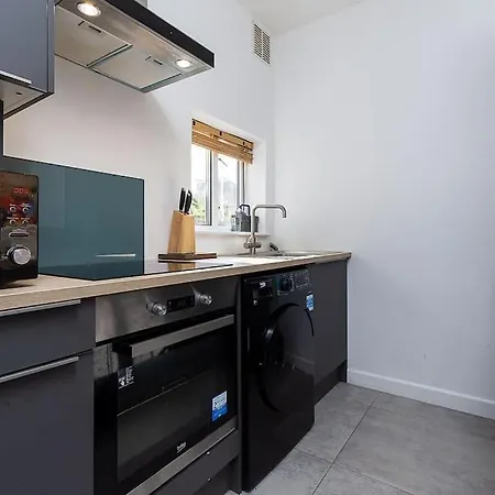 2 Bed Maisonette With Free Parking. South Norwood
